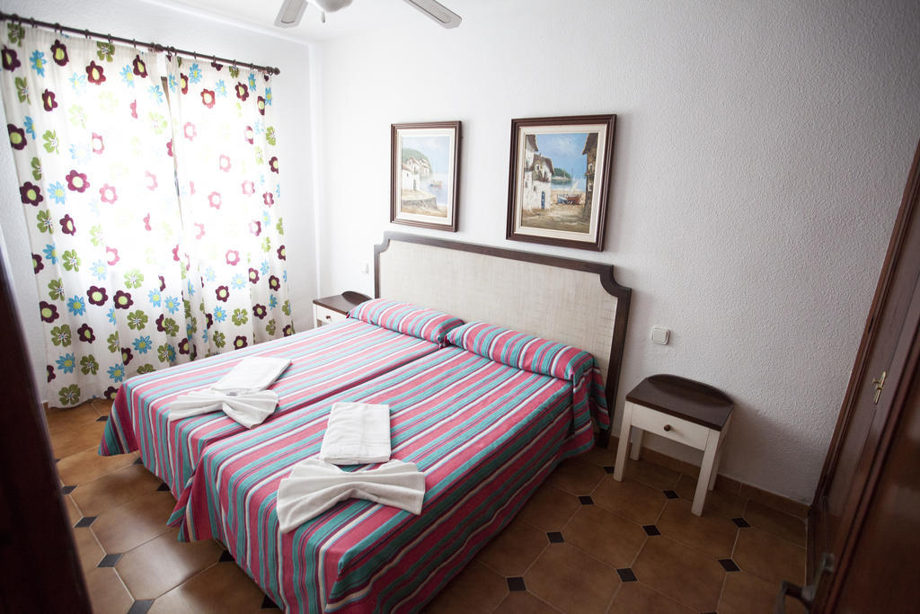 Bahia Park Hotel Cala En Porter  Bagian luar foto